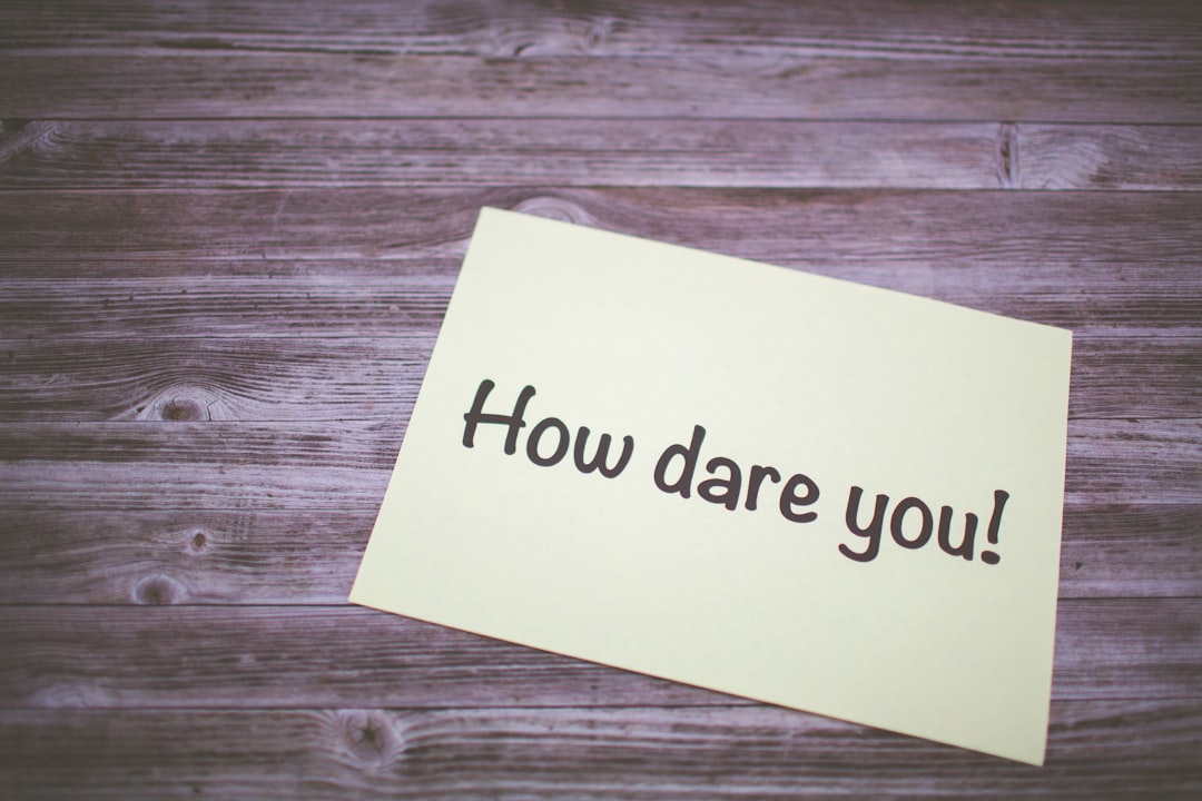 彼氏が元カノと比較する心理を占いで理解する