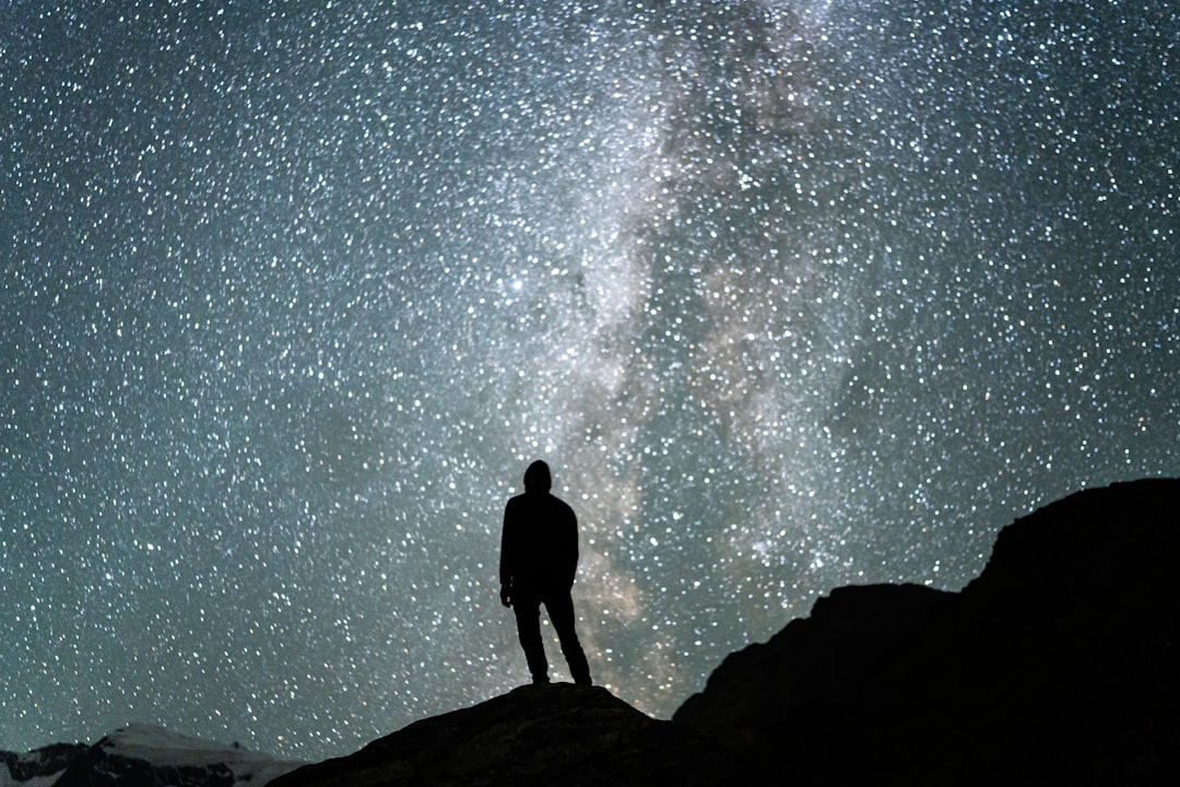 彼の女友達との違和感は、星座と血液型の相性が原因かもしれません